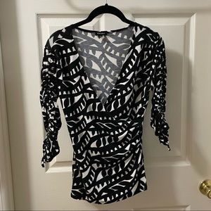 Nine West Deep V-Neck Black & White Patterned Top with Ruched 3/4 Length Sleeves